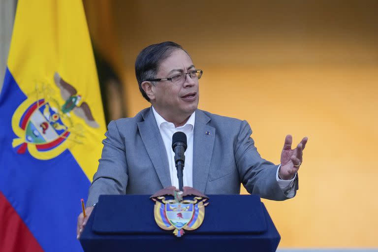  El presidente colombiano, Gustavo Petro, habla a sus seguidores antes de presentar al Congreso una propuesta de ley para reformar el sistema sanitario, fuera del palacio presidencial de Nariño en Bogotá, Colombia, el lunes 13 de febrero de 2023. 