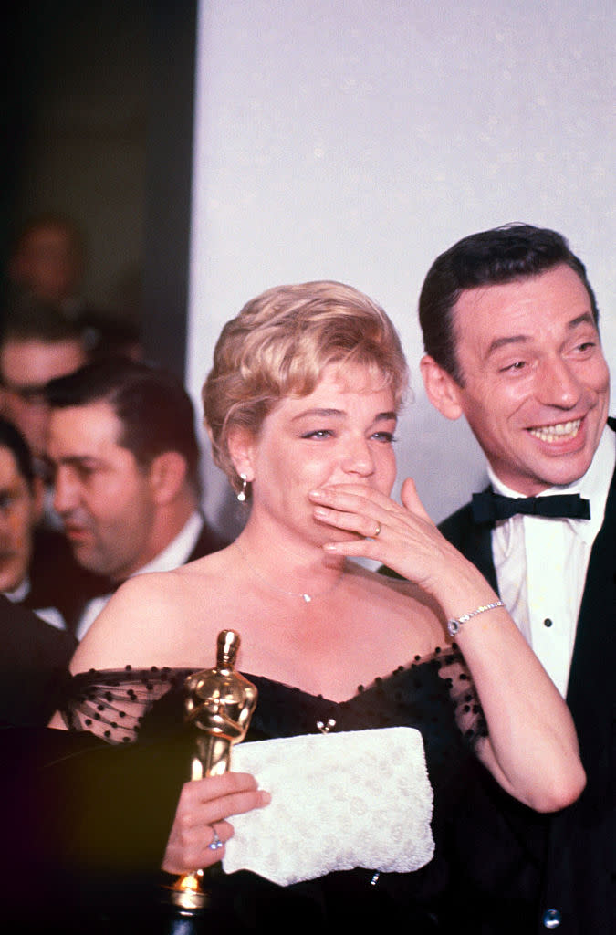 Durant près de vingt ans, Simone Signoret et Yves Montand vont former l’un des couples les plus mythiques du cinéma français, enchaînant les succès dans leurs carrières respectives. Un triomphe international, aussi bien pour l’un que pour l’autre. Ainsi, alors que le chanteur électrise Broadway, l’actrice obtient-elle en avril 1960 l'Oscar de la Meilleure actrice pour son interprétation dans <em>Les Chemins de la haute ville</em> de Jack Clayton. Aucun nuage ne semble alors en mesure d’assombrir le ciel du couple. Du moins en apparence… (©<em>The LIFE Picture Collection via Getty Images</em>)