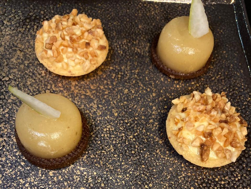 Pear and hazelnut mini cakes