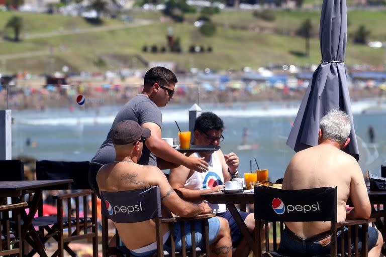 Fin de semana largo en Mar del Plata, protesta de ambientalistas , playa y llegada de turistas a la Felíz