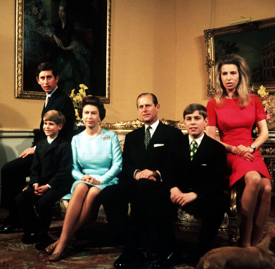 Una imagen de 1972 que muestra al príncipe Carlos, el príncipe Eduardo, la reina Isabel II, el duque de Edimburgo, el príncipe Andrés y la princesa Ana. (PA)