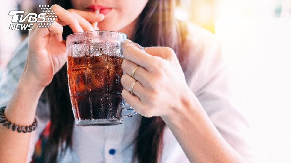 醫師分享，一名女子因每日喝1到2杯飲料，導致她罹患乳癌。（圖／Shutterstock達志影像）