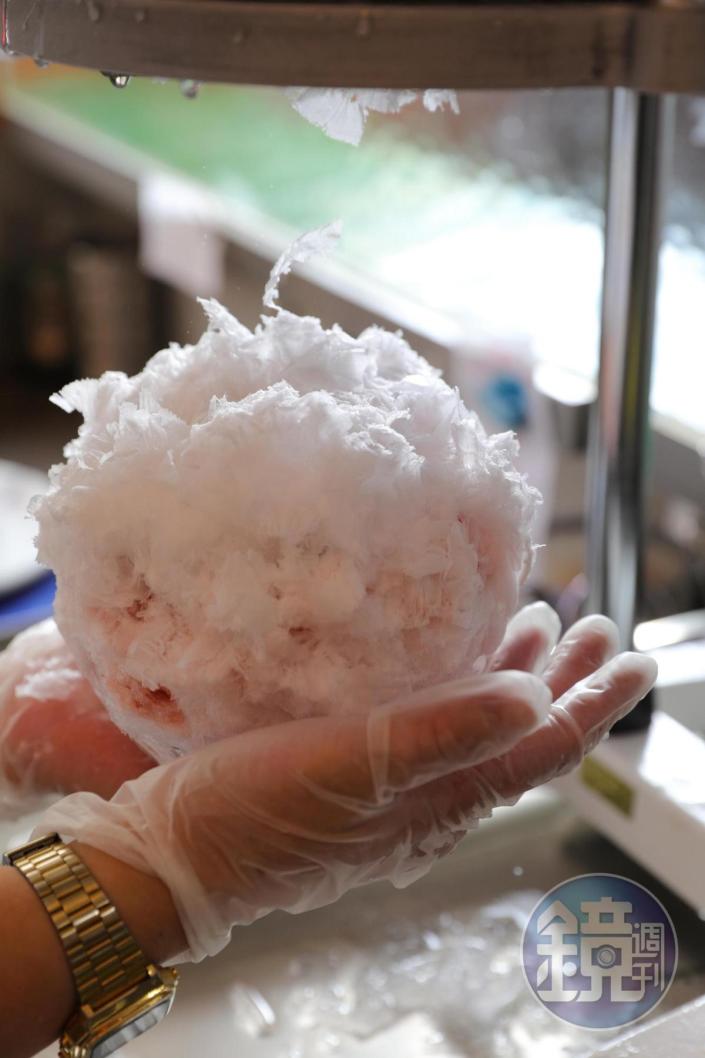 日本初雪刨冰機刨出的碎冰，質地較細。