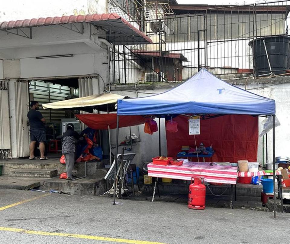 Find the stall at the small road that is in between Jalan 1/12 and Jalan 1/14.