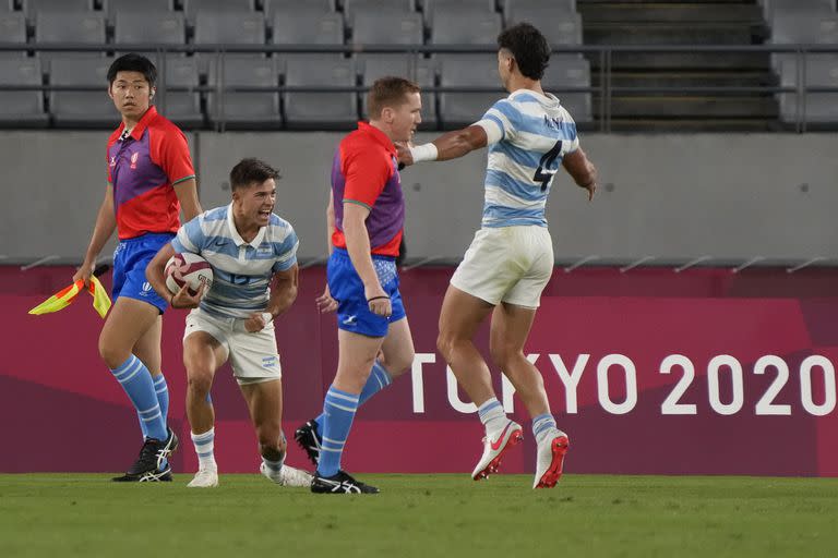 Marcos Moneta ya apoyó un try y se suma al fesetjo Ignacio Mendy; los chicos de los Juegos de la Juventud en Buenos Aires 2018, concretaron una hazaña contra Sudáfrica en Tokio 2020