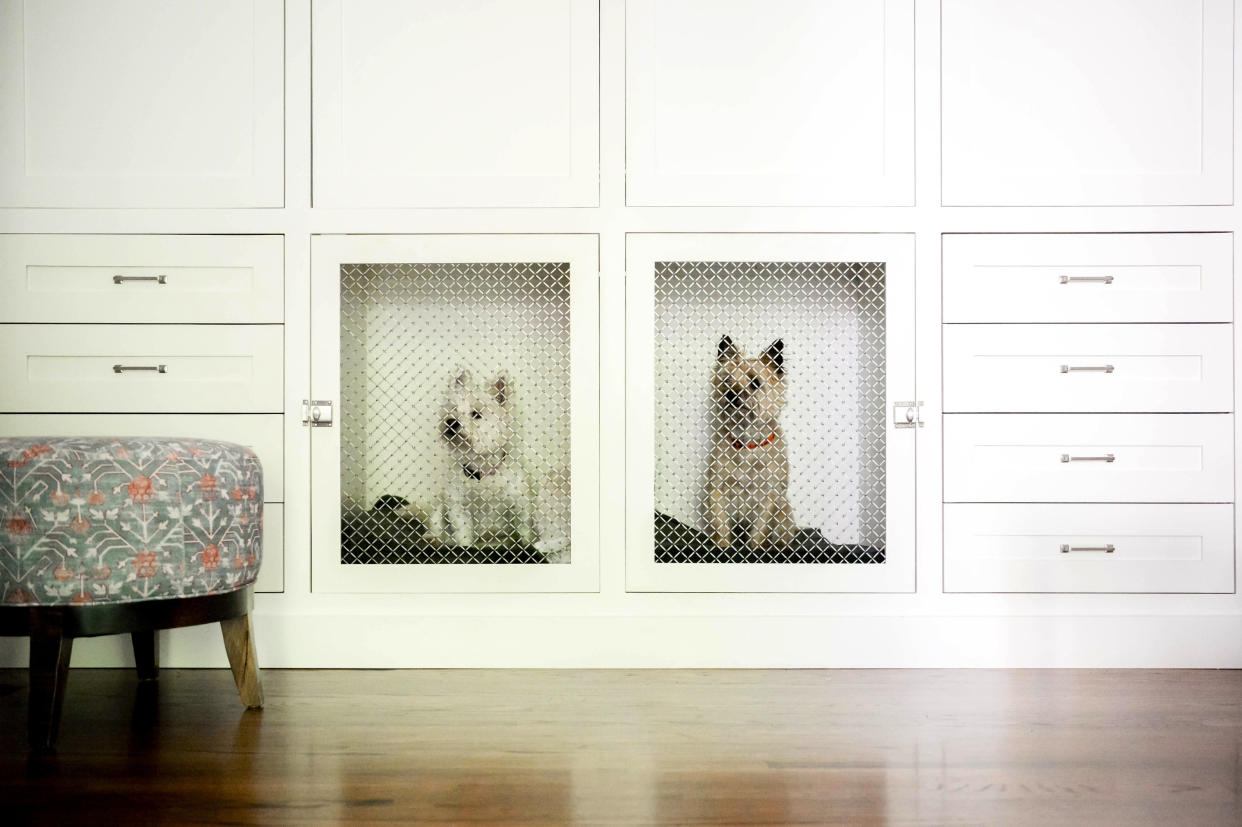 Una fotografía sin fecha proporcionada por Kacey Gilpin de las jaulas empotradas para perros que la diseñadora de interiores Mel Bean creó para los dos perros Westies de un cliente en el dormitorio principal. (Kacey Gilpin vía The New York Times)