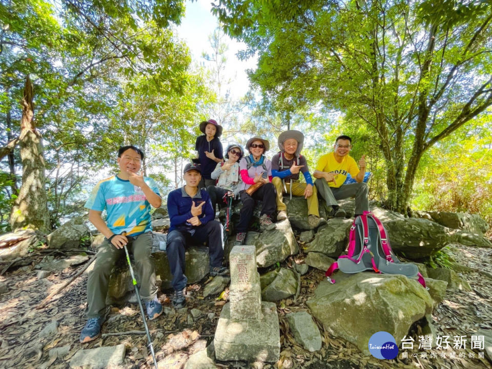 台中市觀旅局20日舉辦2022谷關七雄記者會，市議員謝志忠(左一)搶在當天清晨6點挑戰攀登唐麻丹山。