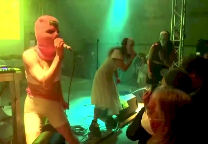 俄羅斯女子龐克樂團「暴動小貓」在柏林舉辦的音樂會上聲援烏克蘭。(圖擷自YouTube)