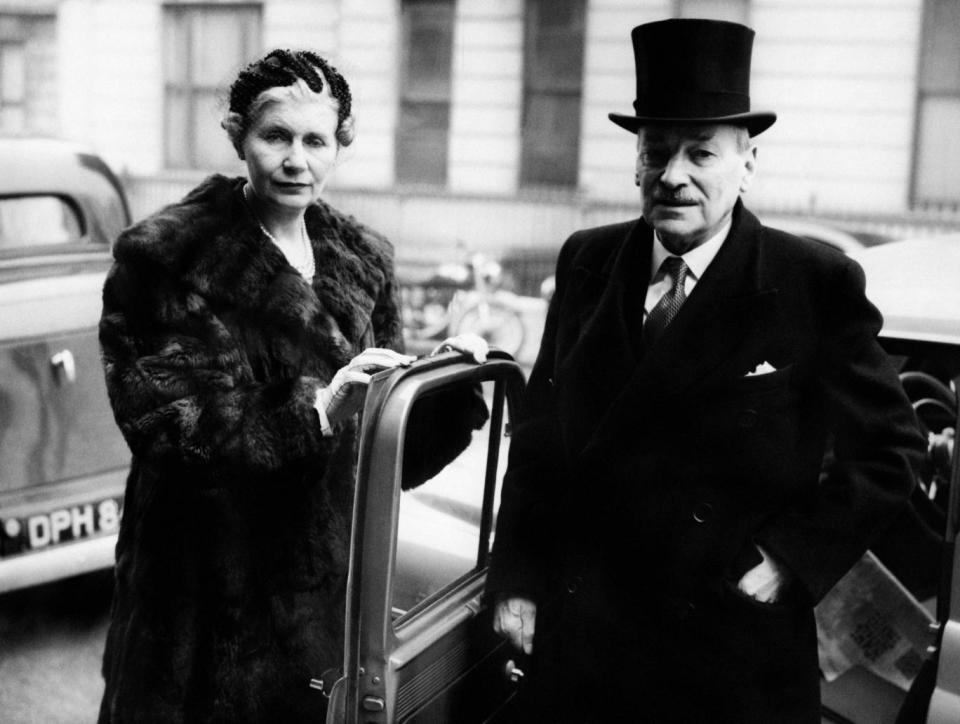 British former Prime Minister Clement Attlee accompanied by his wife Violet arrives at Courtfield Gardens in London (AFP photo)