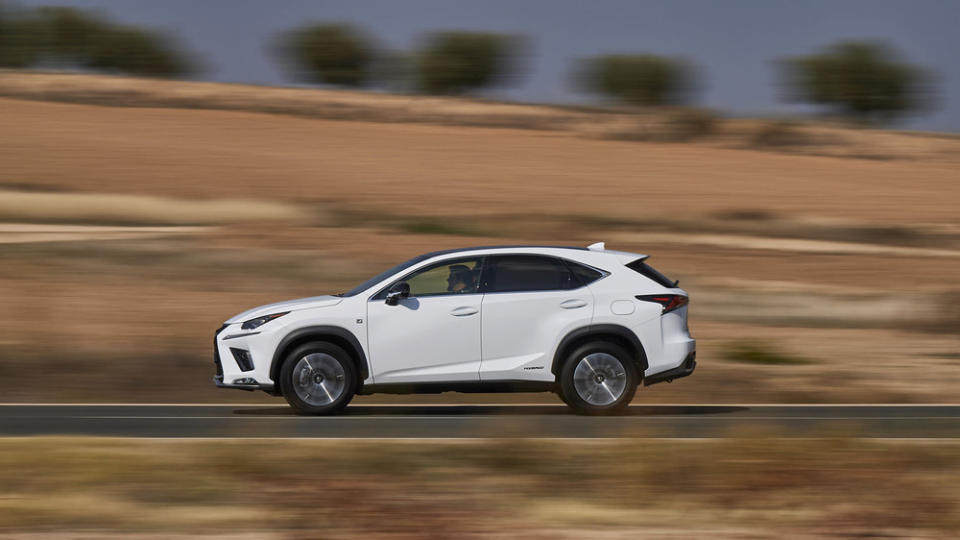 Mit den facegelifteten Modellen Lexus NX 300h und CT 200h will Toyotas Luxus-Tochter in Deutschland weiter wachsen. Obwohl im oberen Premium-Segment zu Hause, lässt der Verkaufserfolg nach wie vor zu wünschen übrig.