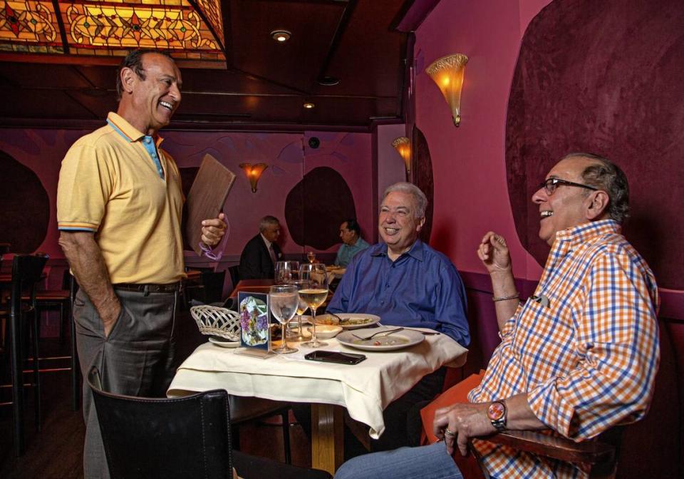 Nino Pernetti recibiendo a comensales en su querido restaurante, Caffe Abbracci, en Coral Gables.