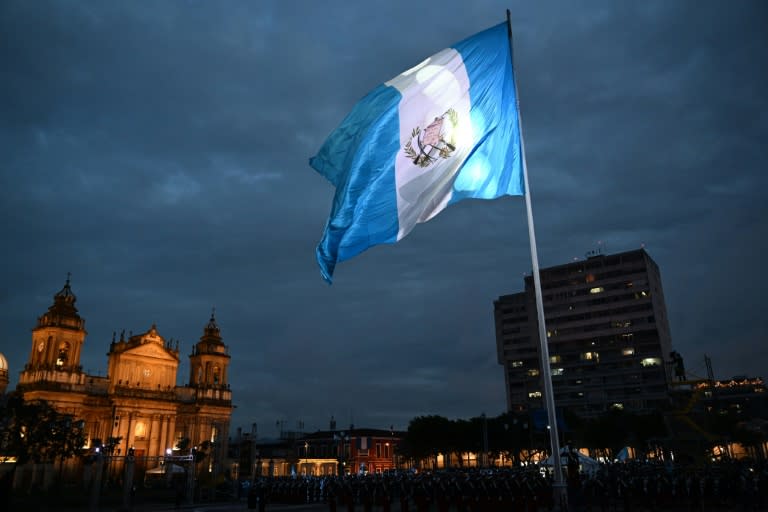 La bandera de Guatemala ondea en Ciudad de Guatemala el 14 de septiembre de 2022 (Johan Ordóñez)