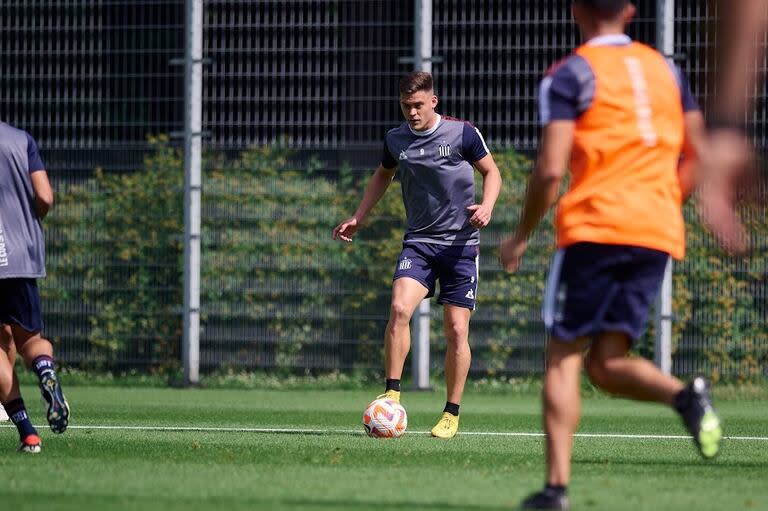 Federico Girotti, durante un entrenamiento de Talleres en Rusia, donde este viernes debutará ante Zenit, en San Petersburgo