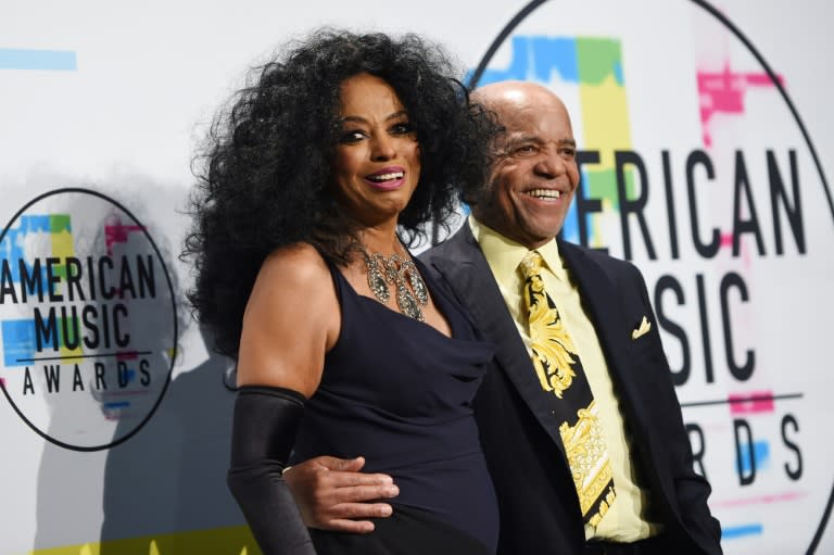 Diana Ross poses with music producer Berry Gordy at the 2017 American Music Awards