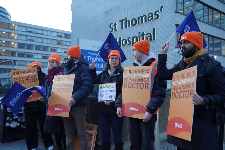 Médicos jóvenes y miembros de la Asociación Médica Británica protestan en el exterior del hospital St. Thomas, en Londres, el 3 de enero de 2024, durante una huelga. (Jonathan Brady/PA vía AP)