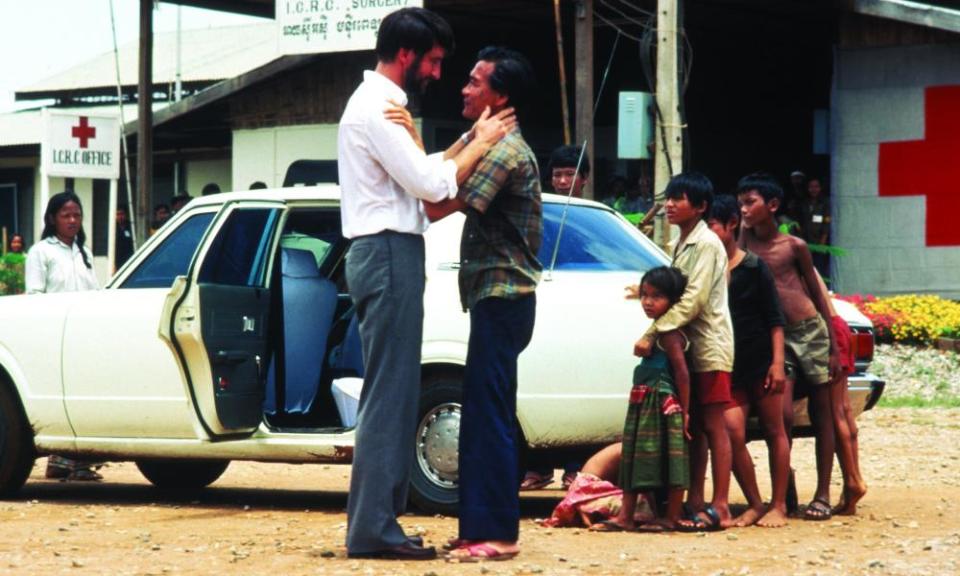 Sam Waterson and Haing S Ngor in The Killing Fields