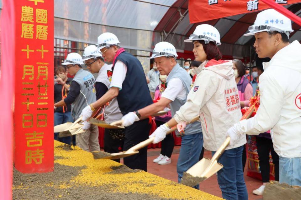 頭份戶政所與二里新建工程，縣長徐耀昌等開工動土。 （記者葉蒼秀攝）