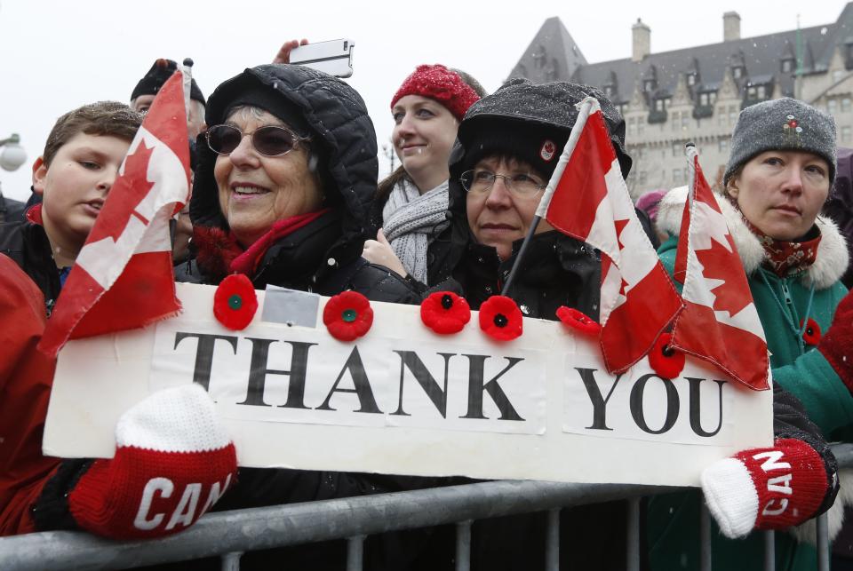 People watch a parade during the Remembrance Day ceremony at the National War Memorial in Ottawa November 11, 2013. REUTERS/Chris Wattie (CANADA - Tags: MILITARY ANNIVERSARY SOCIETY)