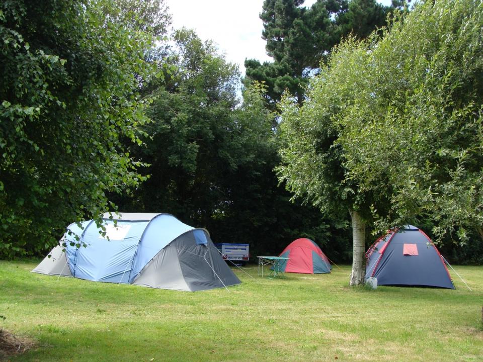 <p>Le <a rel="nofollow noopener" href="https://coolcamping.com/campsites/europe/france/north-west-france/brittany-normandy/2479-flower-camping-les-genets" target="_blank" data-ylk="slk:Camping Les Genets;elm:context_link;itc:0;sec:content-canvas" class="link ">Camping Les Genets</a> permet de rejoindre facilement les plus belles plages de Bretagne à vélo. Ce camping traditionnel se trouve dans la nature et propose des équipements parfaits pour les familles. Une piscine, des toboggans, des équipements sportifs, une aire de jeux et des caravanes se trouvent à votre disposition, ainsi qu’une section réservée aux amateurs de tentes traditionnelles. Le coût d’une tente pour deux personnes démarre autour de 14.50 €. [Photo : Cool Camping] </p>