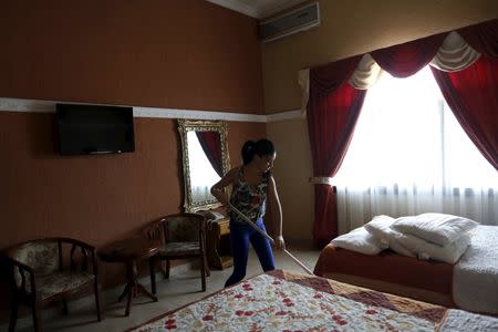 Cuban migrant Erenia Gonzalez, 22, who ran out of money, works as cleaning lady at a hotel in Paso Canoas on the border with Costa Rica March 22, 2016. REUTERS/Carlos Jasso