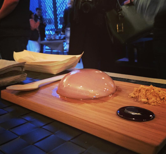 Raindrop Cake. Es obra del restaurante neoyorquino Smorgasburg y consiste en una mezcla entre agua y gelatina vegana. Simula ser una gigante gota de lluvia y, pese a lo innovador que parecen, en realidad es una adaptación al Mizu Shingen Mochi, un postre tradicional japonés. Foto: Instagram.com/raindropcake