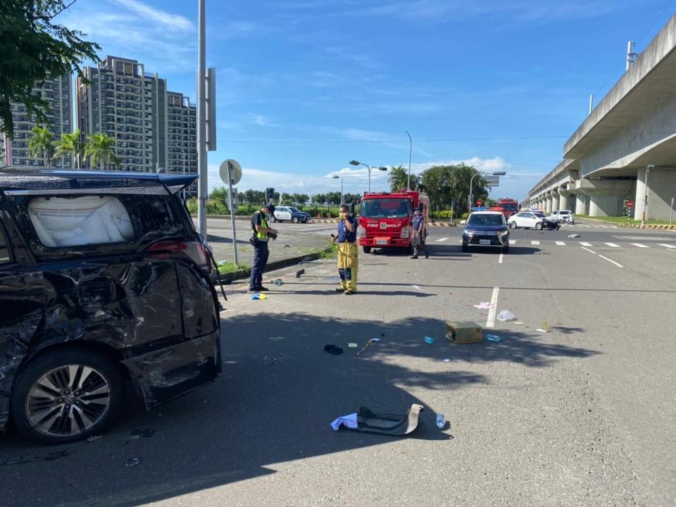 車禍現場一片狼籍，所幸傷者僅輕傷沒有生命危險。讀者提供