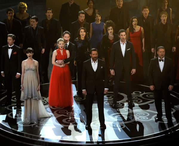 Todo el reparto de 'Los Miserables' interpretando la canción central de la película.