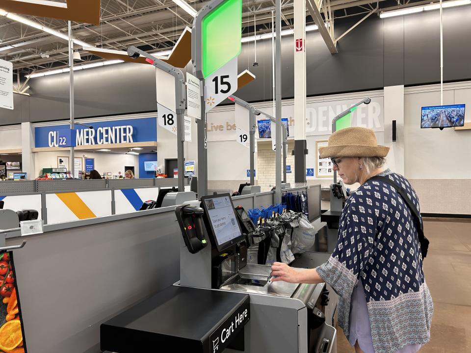 Clienta de Walmart en la caja de autoservicio (Foto de: Lindsey Nicholson/UCG/Universal Images Group vía Getty Images)