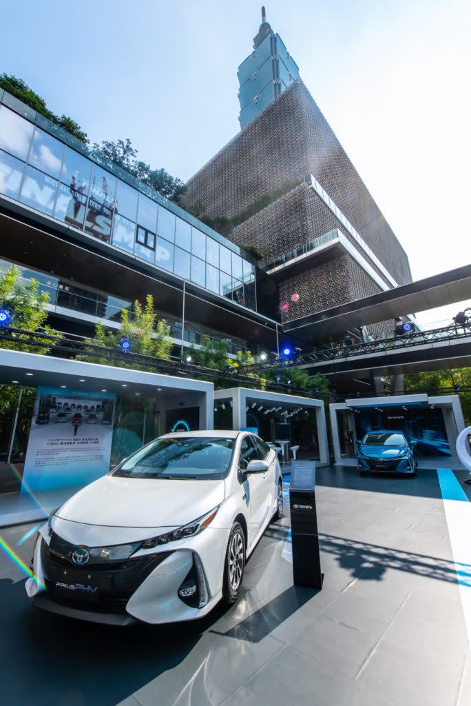 Toyota碳中和品牌形象館快閃活動現場展出Toyota電動化車款PRIUS PHV。(圖片來源/ 和泰)