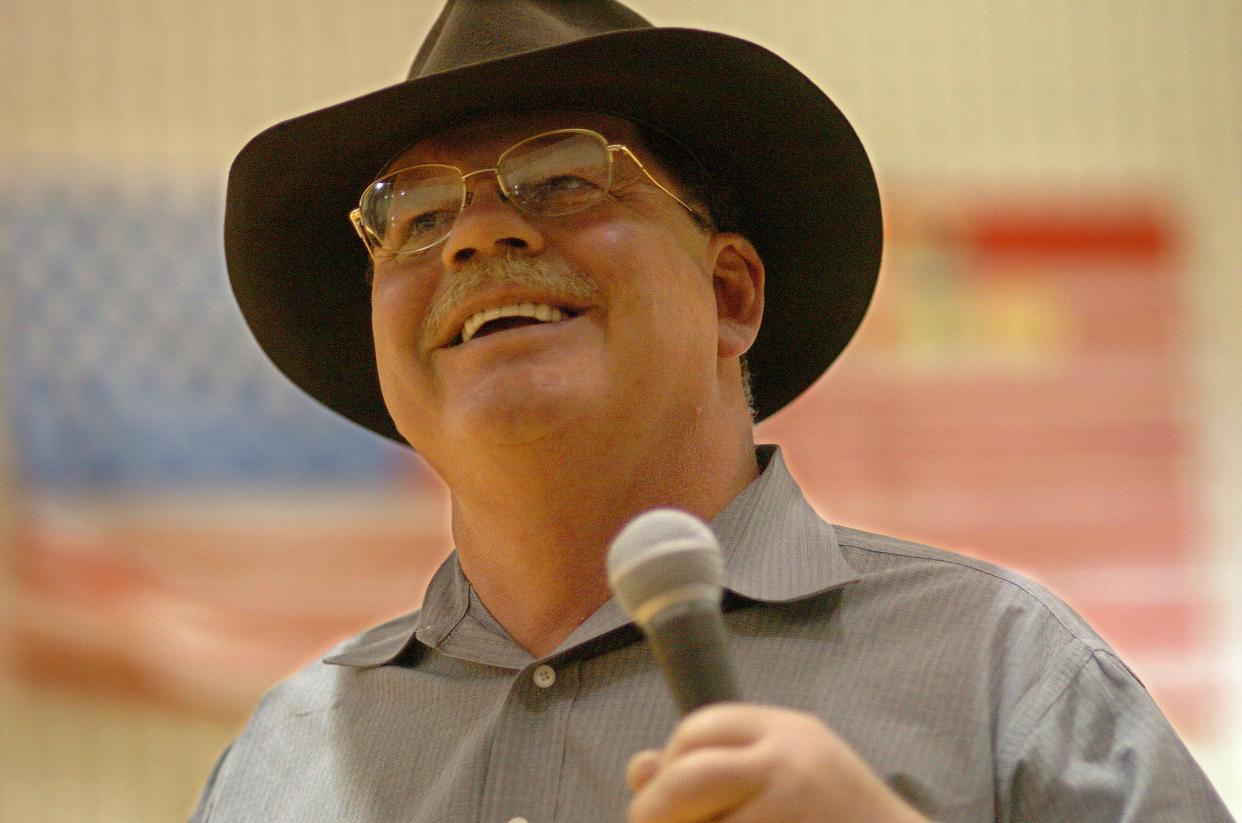 Ohio journalist Terry Anderson talks to 7th and 8th graders at Trimble Local Middle School in Glouster, OH about "being an American" Tuesday, Oct. 15, 2004. (Robert Caplin/For the Dispatch)