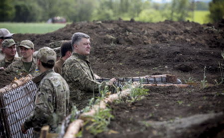 Ukrainian President Petro Poroshenko inspects the construction of fortification in Donetsk region, Ukraine, June 11, 2015. REUTERS/Mikhail Palinchak/Ukrainian Presidential Press Service/Handout via Reuters