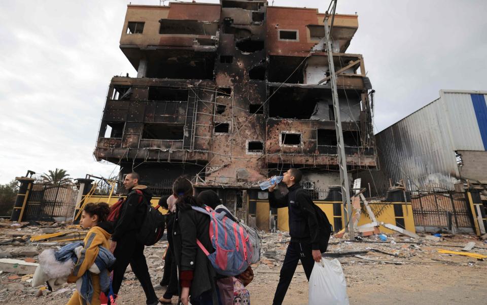 Palestinians flee the fighting on Salaheddine road, the Zeitoun district of Gaza