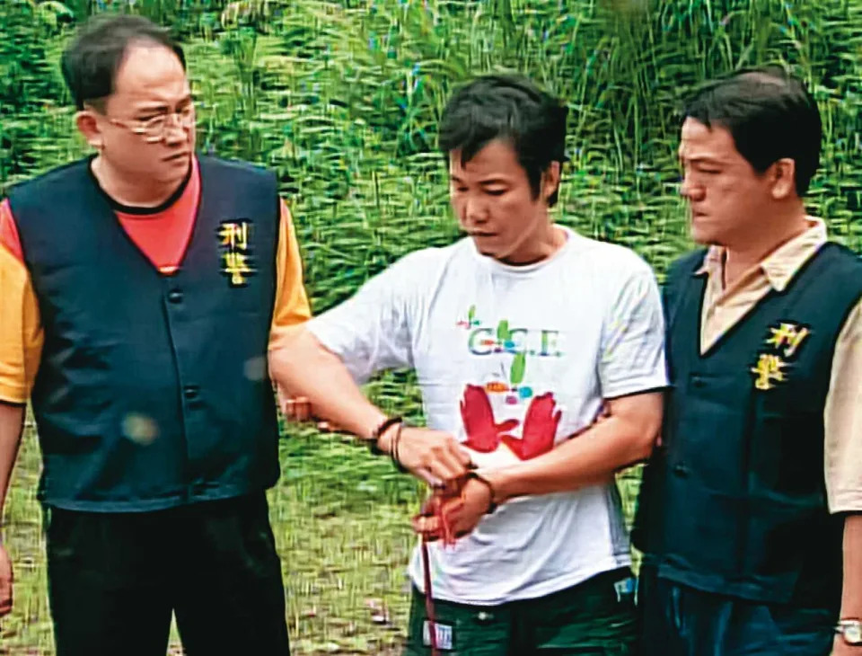 劉男（左）殺妻後躲了20多天，最後在山區被警方逮捕。（東森新聞提供）