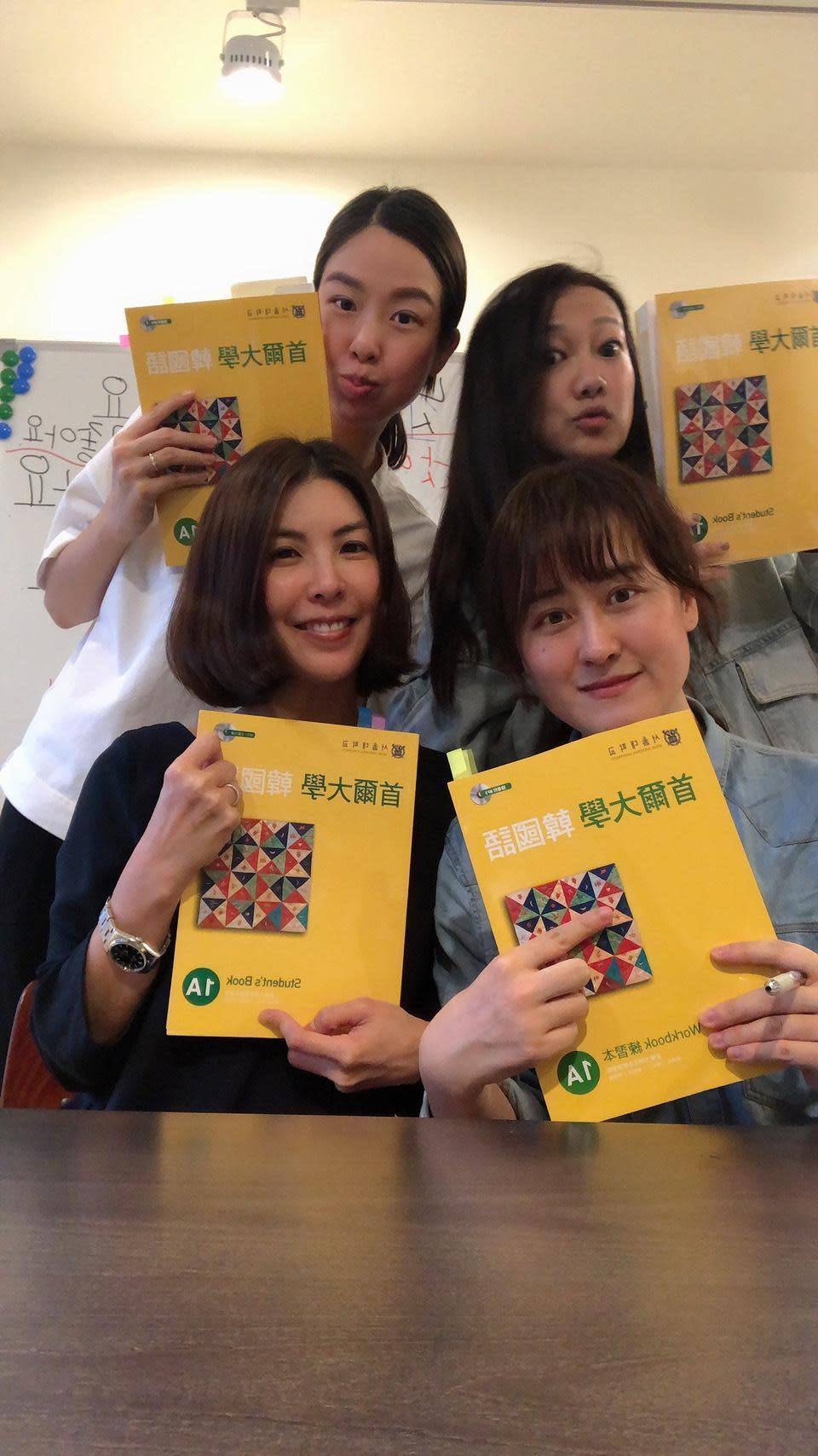 許茹芸和姊妹淘一起上韓文課，透露老師（前排右）很嚴格。（許茹芸提供）