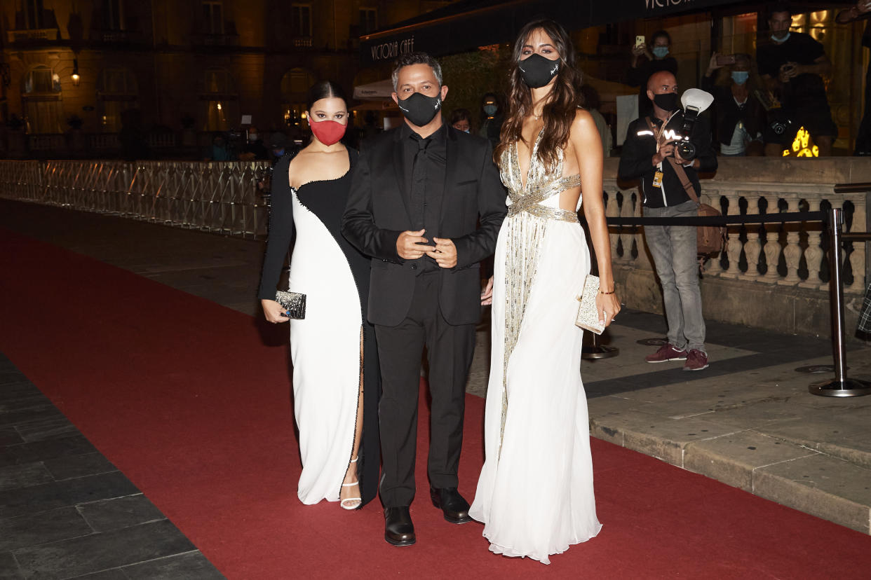 SAN SEBASTIAN, SPAIN - SEPTEMBER 20: Singer Alejandro Sanz, Rachel Valdes (R) and Manuela Sanz (L) attend 'El Verano Que Vivimos' premiere during the 68th San Sebastian International Film Festival at the Victoria Eugenia Teather  on September 20, 2020 in San Sebastian, Spain. (Photo by Carlos Alvarez/Getty Images)