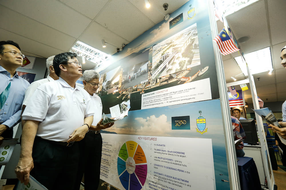 Penang Chief Minister Chow Kon Yeow visits the Bayan Lepas Light Railway Transit (LRT) display and information booth at Komtar in George Town August 20, 2019. — Picture by Sayuti Zainudin