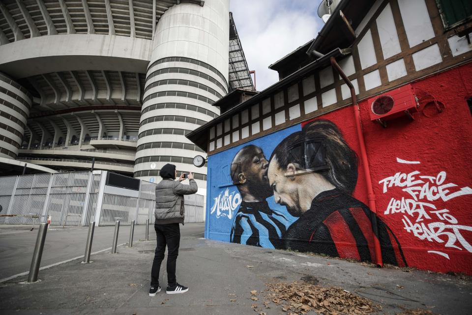 Mural con la imagen de la confrontación entre Romelu Lukaku del Inter y Zlatan Ibrahimovic del Inter a las afueras del estadio San Siro, el martes 16 de febrero de 2021. (AP Foto/Luca Bruno)