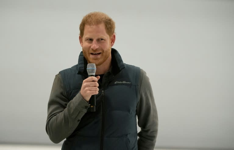 El príncipe Enrique, duque de Sussex, toma la palabra en una exhibición de curling en silla de ruedas de los Juegos Invictus, en Vancouver, el 16 de febrero de 2024 (Don MacKinnon)