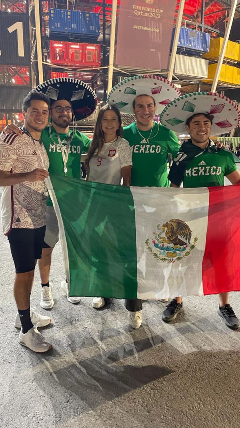 Anna Lewandoska se sacó una foto con un grupo de hinchas mexicanos en la previa al debut de Polonia