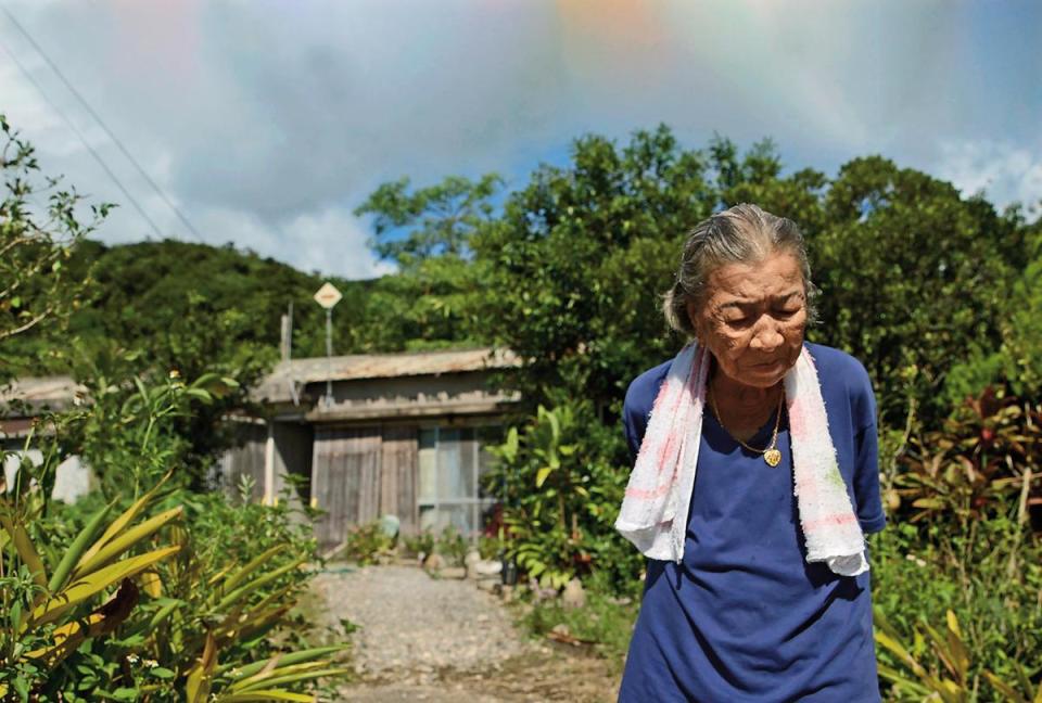 當時年近90歲的橋間阿嬤獨守島上的老家，全片透過她的生平故事帶出西表炭礦的黑暗歷史。（希望行銷提供）