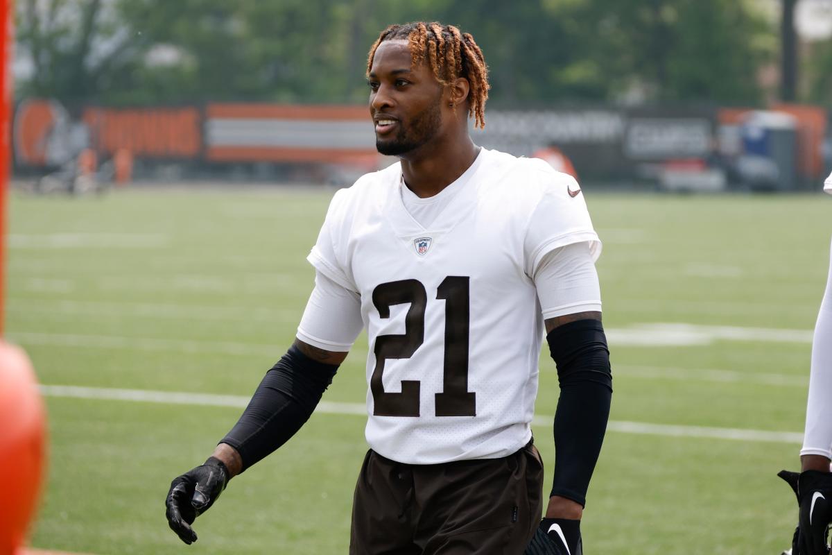 Cleveland Browns cornerback Denzel Ward (21) watches a replay during an NFL  football game against the Arizona Cardinals, Sunday, Oct. 17, 2021, in  Cleveland. (AP Photo/Kirk Irwin Stock Photo - Alamy