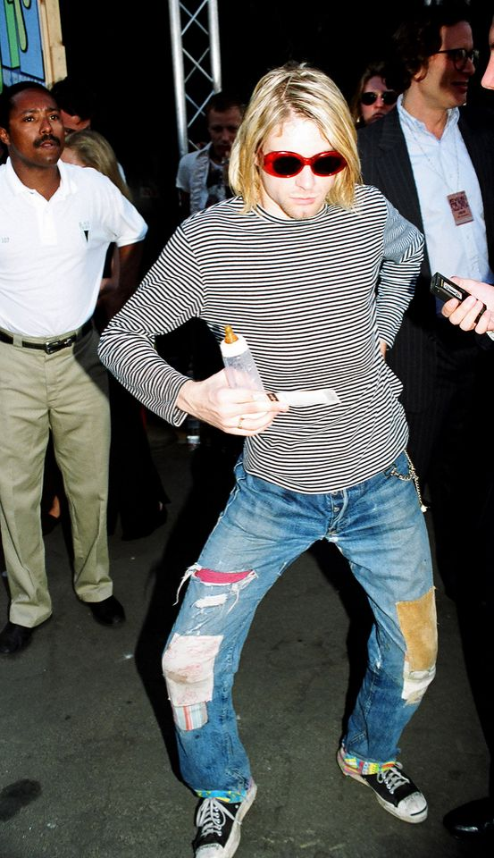 Kurt Cobain porte un 501 orné de pièces de tissus lors des MTV Video Music Awards en 1993.