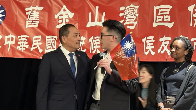 相隔26年後，侯友宜與當年從南非武官家中帶出的小查克再度同框。（圖／中央社）