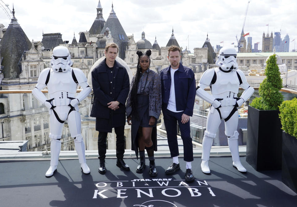 En el centro, de izquierda a derecha, los actores Hayden Christensen, Moses Ingram y Ewan McGregor posan durante la promoción de la serie de Disney+ "Obi-Wan Kenobi", el jueves 12 de mayo de 2022 en el Hotel Corinthia en Londres. (Ian West/PA vía AP)