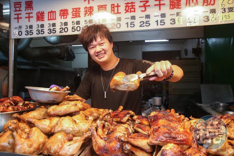 呷品香是板橋重慶市場的人氣老店，曾彥翔9年前向岳父拜師學做滷味，岳父病逝後，他以女婿之姿扛起老店傳承重任。