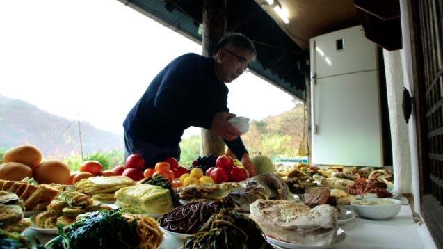 林祉鎬在紀錄片《盡孝的滋味》中製作180道家常菜展現孝心。（海鵬影業提供）