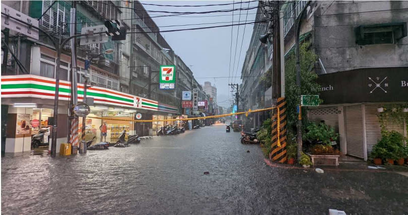 新北市中和區仁愛街大淹水。（圖／新北市消防局提供）