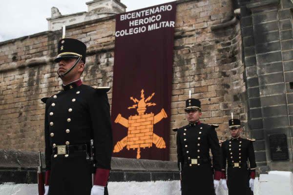 Cadetes del heroico Colegio Militar en ceremonia.