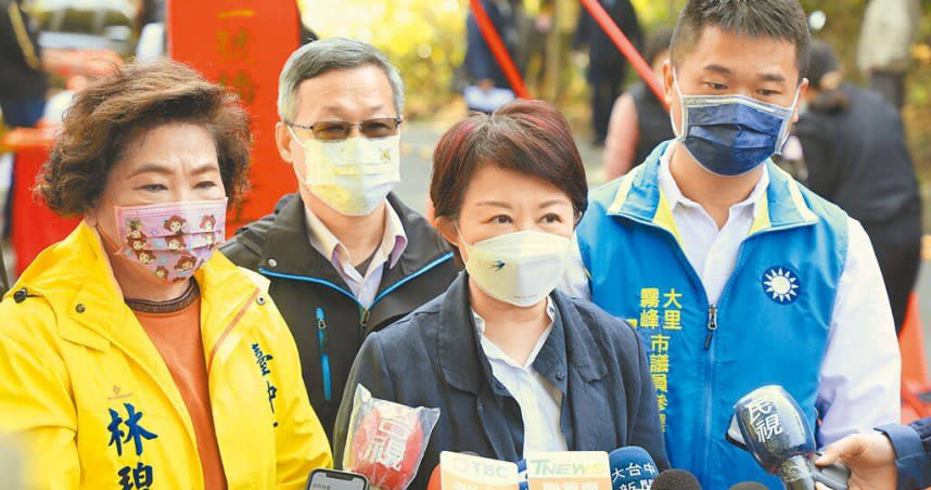 台中市長盧秀燕（中）指出，居家隔離替代所經費都是台中市政府全額負擔，不會讓民眾自費。（圖／中國時報張妍溱攝）