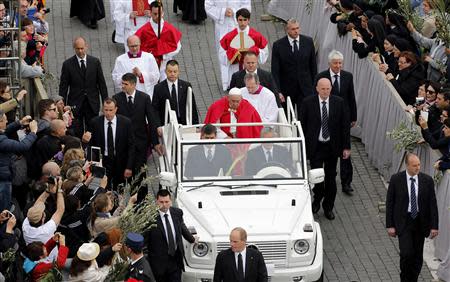 Pope Francis arrives to lead the Palm Sunday mass at Saint Peter's Square at the Vatican April 13, 2014. REUTERS/Giampiero Sposito